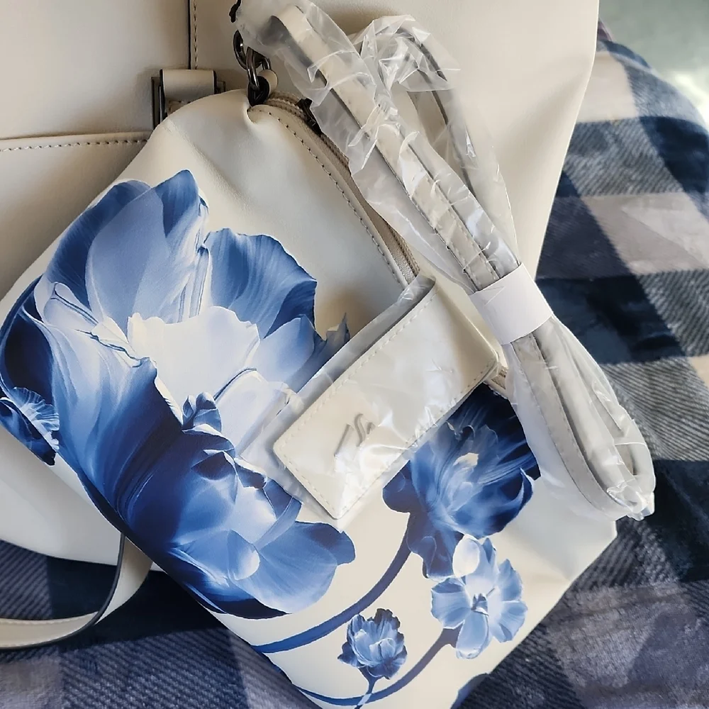 Simply Vera Vera Wang White Tote Bag - Picture 10 of 13